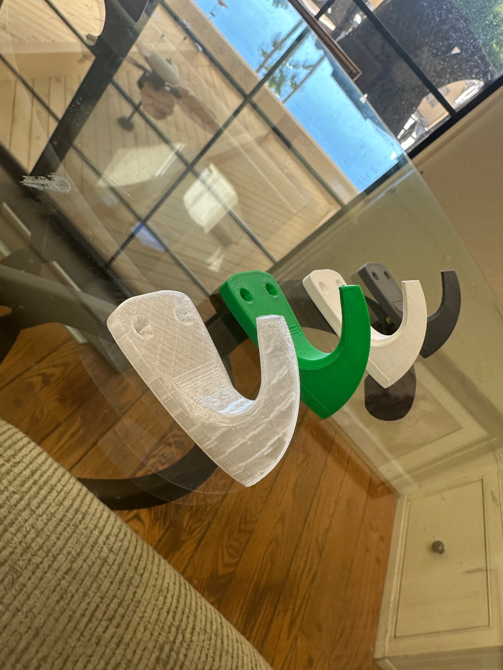 Minimalist Curved Wall Hook – Strong 3D Printed Hook for Hats, Keys, Headphones & Everyday Items