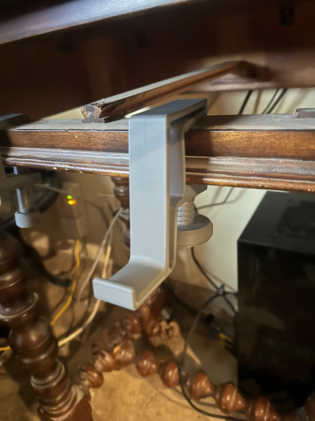 Minimalist Headset Hanger – Desk-Mounted Headphone Holder | Gaming, Studio & Desk Organization