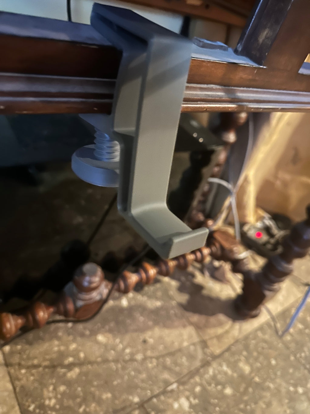 Minimalist Headset Hanger – Desk-Mounted Headphone Holder | Gaming, Studio & Desk Organization