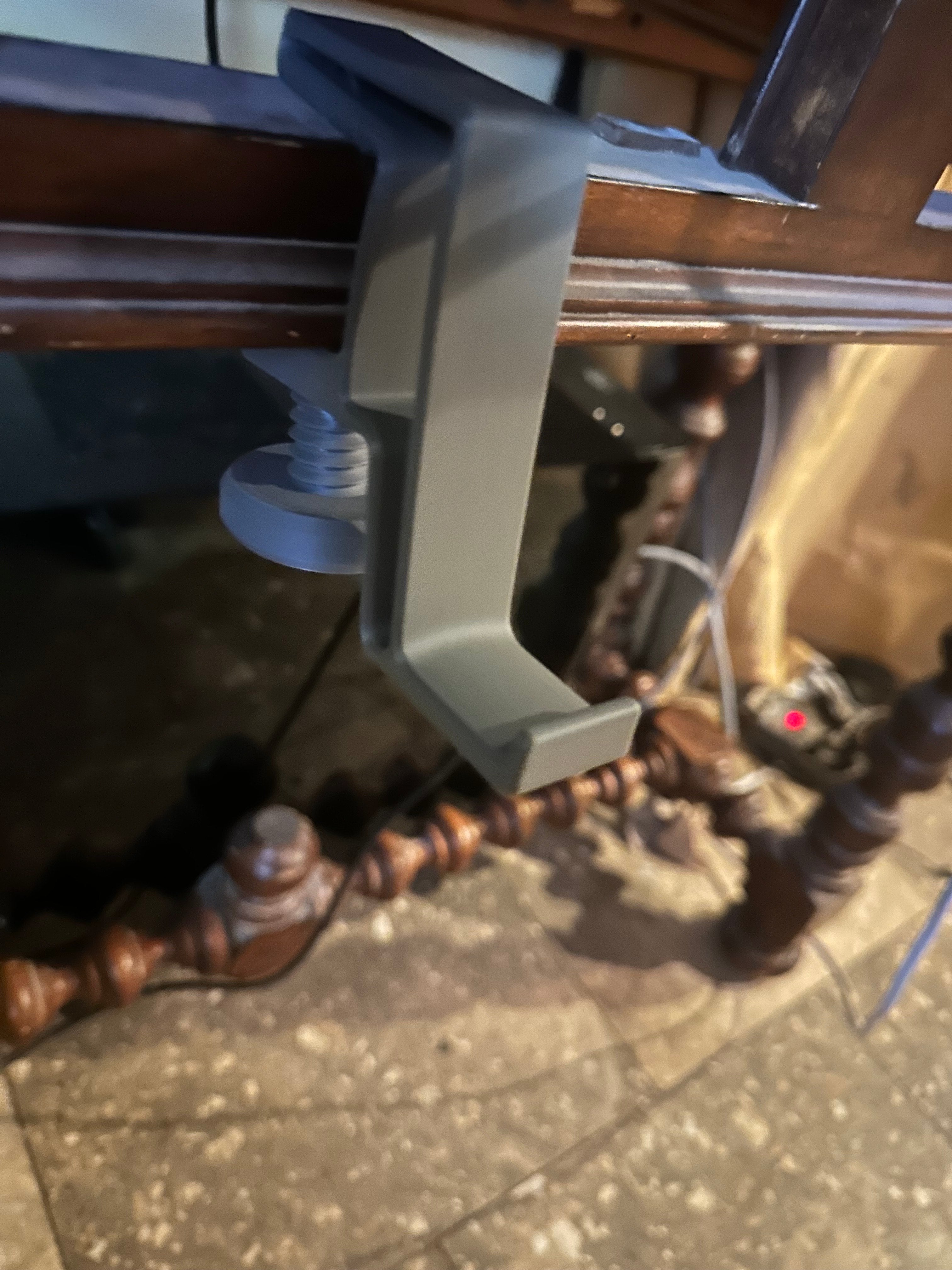 Minimalist Headset Hanger – Desk-Mounted Headphone Holder | Gaming, Studio & Desk Organization